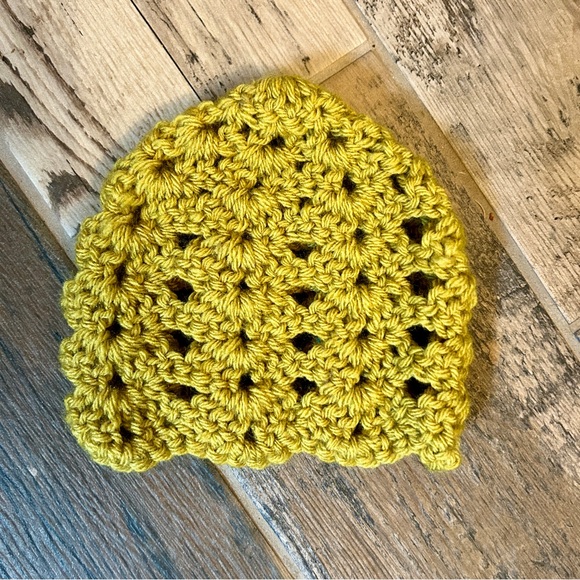 ⭐️NWOT⭐️ Handmade Seashell Beanie in Pea Green for 6 months and up - Picture 2 of 2